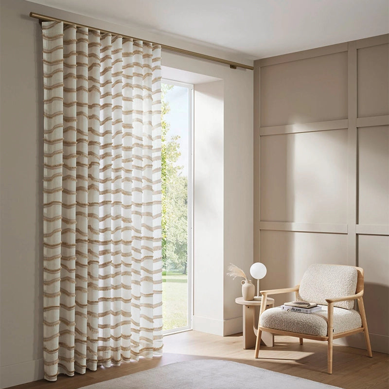 Fringes – halbtransparenter Designvorhang nach Maß mit lebendigem Scherli-Wellenmuster