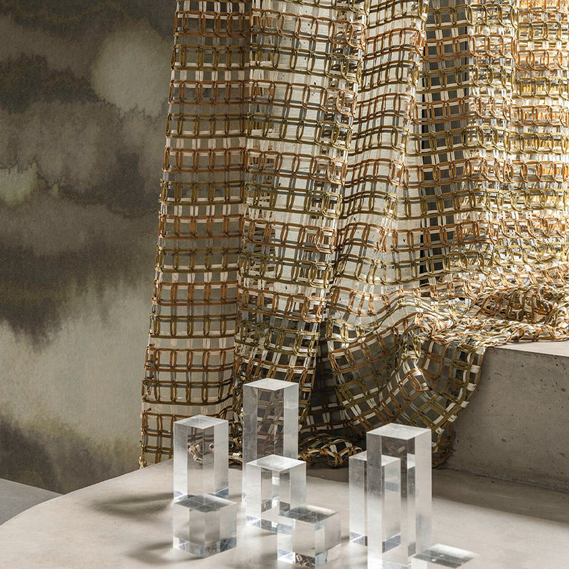 Catch the Wind – transparenter Design-Vorhang nach Maß mit filigraner Gitterstickerei