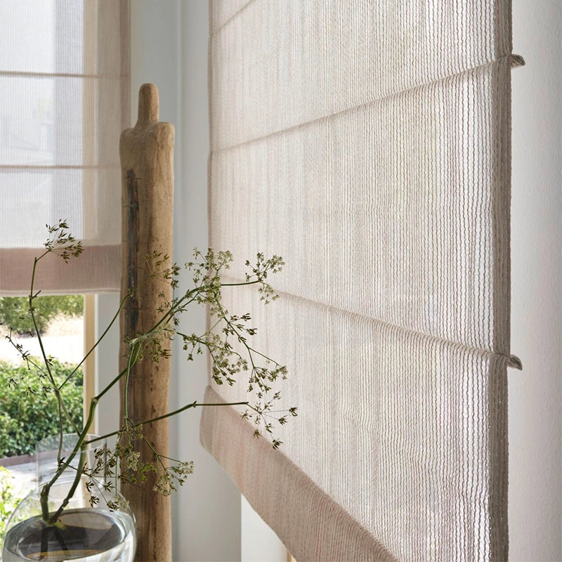 Natürliches halbtransparentes Raffrollo nach Maß – Cozy Line im handgewebten Streifenlook